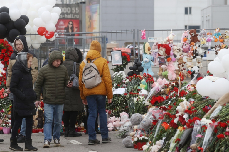 Стихийный мемориал у «Крокус Сити Холла»