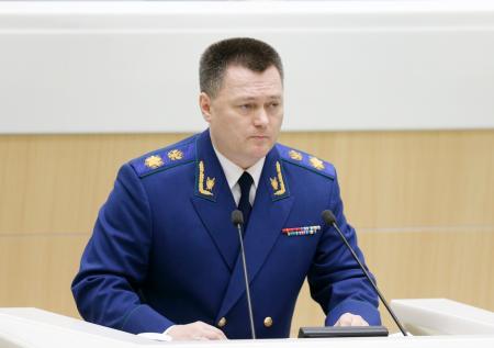 «Премии, банкеты и закупка машин»: прокуратура взялась за кредиты регионов