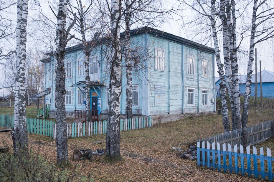 Здание 19 века, было построено для начальной школы. Теперь оно принадлежит администрации села.