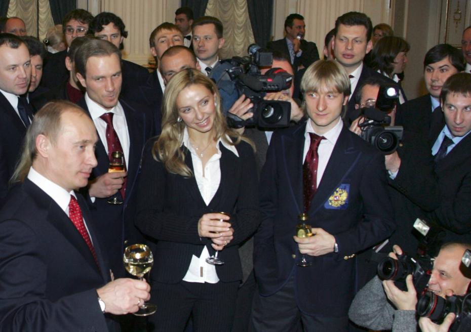 Владимир Путин, олимпийские чемпионы Татьяна Навка, Евгений Плющенко (на первом плане), Роман Костомаров (на втором плане слева) во время поздравления российских спортсменов, ставших чемпионами и призерами Зимней Олимпиады в Турине, 2006 год