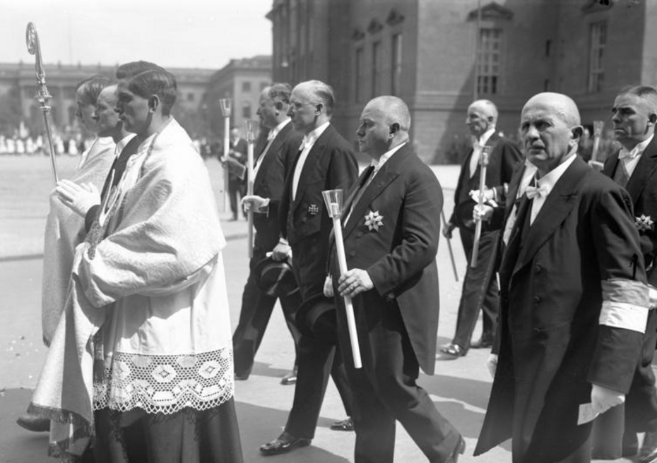 Генрих Брюнинг на католической процессии  в Берлине, 1932 год. Еще до Гитлера Брюнинг стал квазидиктатором в Веймарской республике