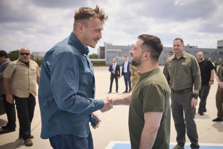 Стамбул, Турция: президент Украины Владимир Зеленский (справа) приветствует командира полка «Азов» подполковника Дениса Прокопенко
