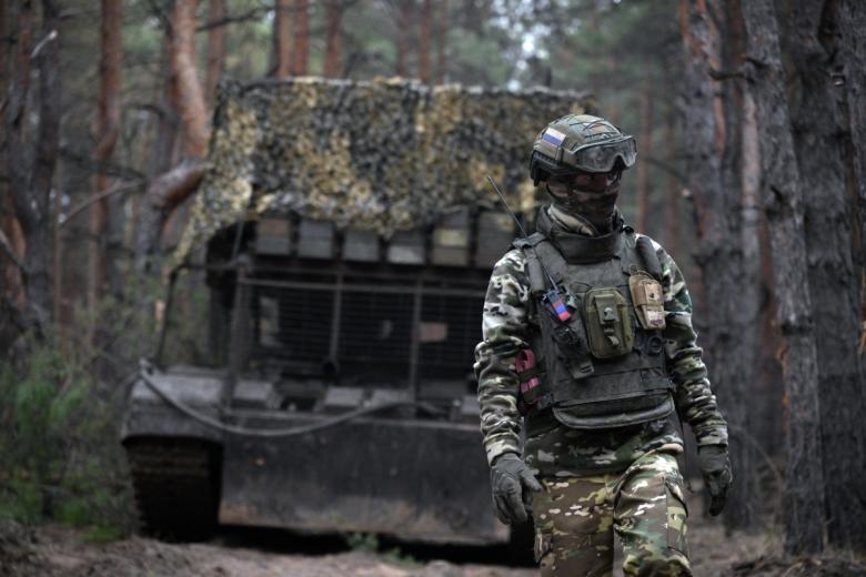 Военнослужащий подразделения у тяжелой огнеметной системы ТОС-1А «Солнцепек» в зоне проведения специальной военной операции