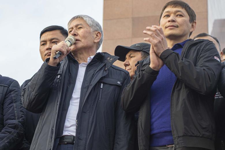 Алмазбек Атамбаев (в центре)