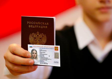В новые электронные паспорта добавят отпечатки пальцев владельцев