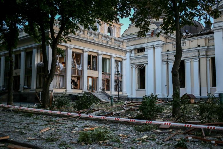 Одесса, Украина: вид на поврежденный Спасо-Преображенский собор (Преображенский собор) на Соборной площади