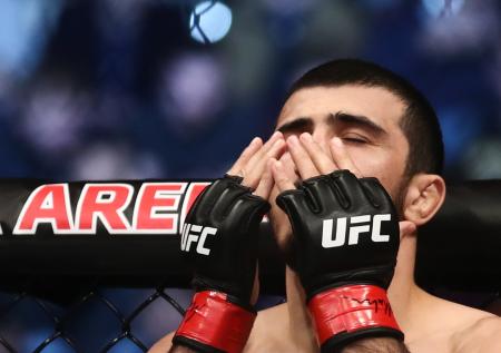 Пора домой: почему даже пять побед не спасли карьеру россиянина в UFC