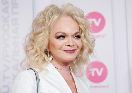 68-летняя Долина удивила фанатов фото в платье с глубоким декольте
