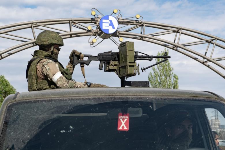 Военнослужащий ВС РФ на территории Запорожской АЭС в Энергодаре.