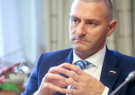 Онищенко придумал оправдание для находившегося в храме без маски депутата