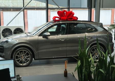 На одной из мусорок в Мытищах оказался Porsche Macan с красным бантом