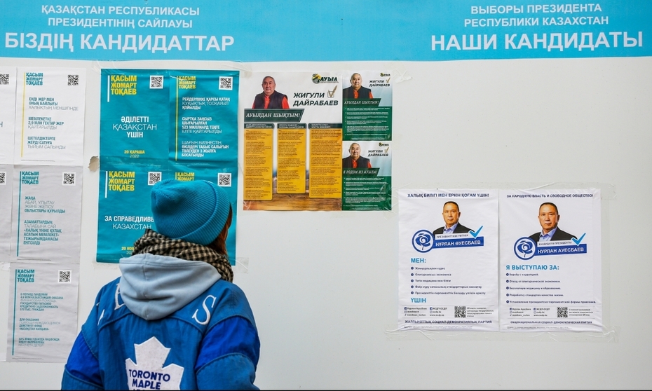 Агитационные плакаты кандидатов в президенты Казахстана на одной из улиц в Алма-Ате