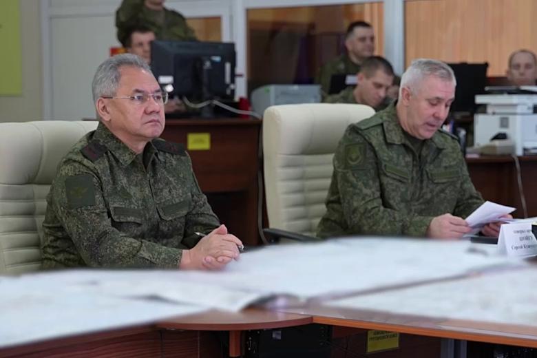 Министр обороны РФ Сергей Шойгу (слева) и генерал-лейтенант Рустам Мурадов (справа)