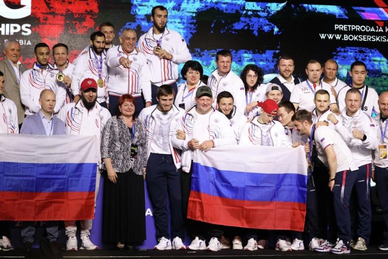 Спортсмены сборной России и тренерский штаб на церемонии награждения призеров соревнований по боксу в Белграде