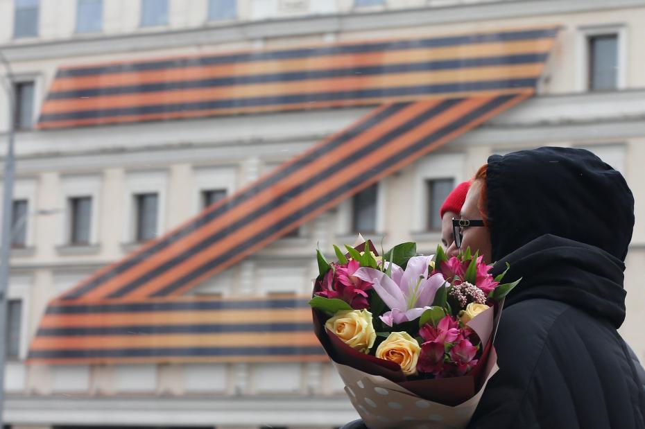 Монтаж символа спецоперации на Украине на фасаде Московского театра Олега Табакова