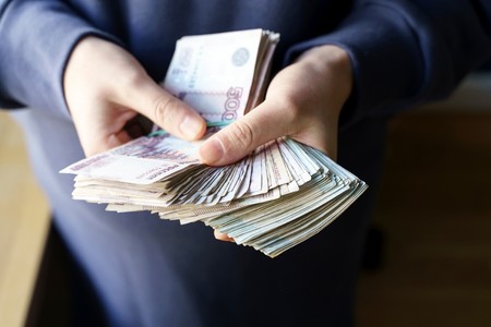 Выбрасываете деньги? Эта привычка стоит вам 3000 рублей ежемесячно