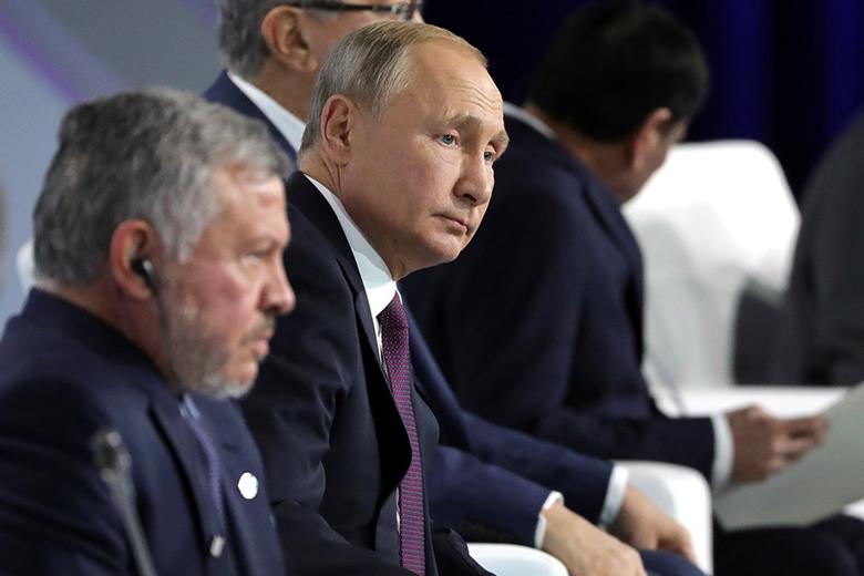 Президент РФ Владимир Путин (справа)
