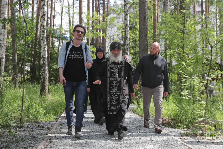 Схиигумен Сергий (в центре)