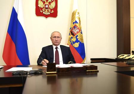 Политолог объяснил «сакральный смысл» брошенной Путиным ручки