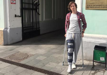 Суд оштрафовал сломавшего ногу дизайнера за участие в акции 27 июля