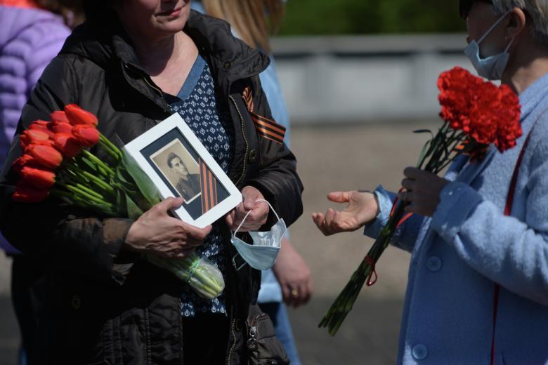 Участники церемонии возложения венков и цветов на кладбище-мавзолее советских воинов в Варшаве в День Победы