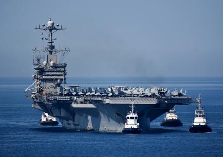 C американского авианосца сдуло истребитель F-18