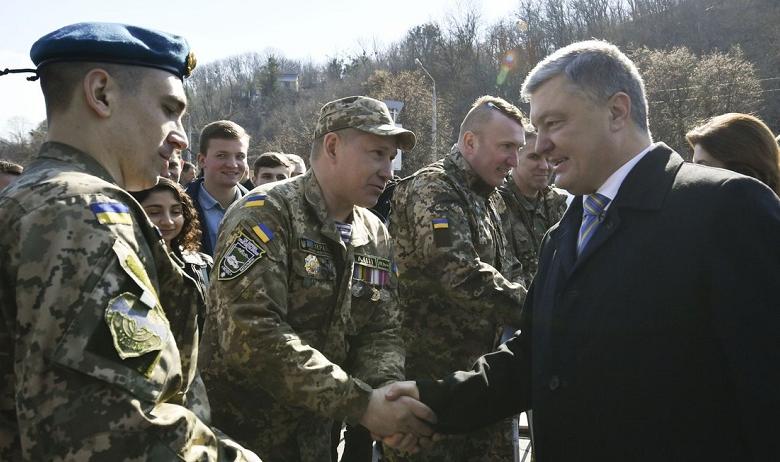Пётр Порошенко (справа)