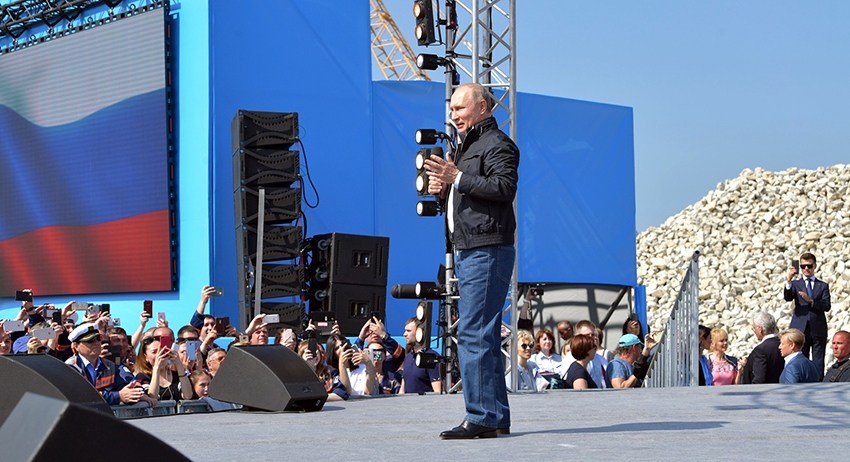 Президент России Владимир Путин на торжественном митинге-концерте по случаю открытия автодорожной части Крымского моста