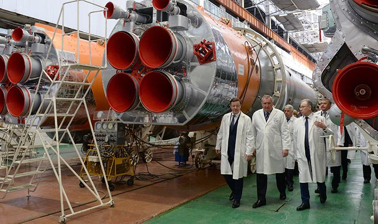 Дмитрий Рогозин во время посещения ракетно-космического центра