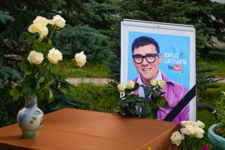 Возложение цветов в память о Шатунове в Оренбурге
