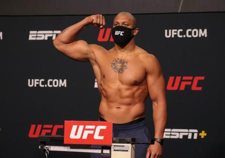 Ган нокаутировал Льюиса и стал временным чемпионом UFC в тяжёлом весе