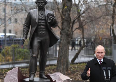 Владимир Путин открыл памятник в «тургеневском квартале»
