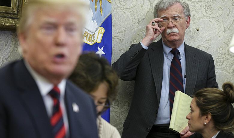 Президент США Дональд Трамп и Джон Болтон (справа)