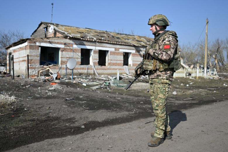 Военнослужащий РФ на территории освобожденного села Погребки в Суджанском районе Курской области