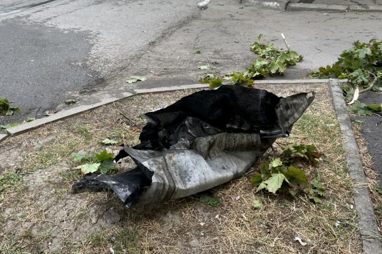 Фрагмент переоборудованной в ударный вариант зенитной ракетой комплекса ПВО С-200 ВСУ на одной из улиц Таганрога