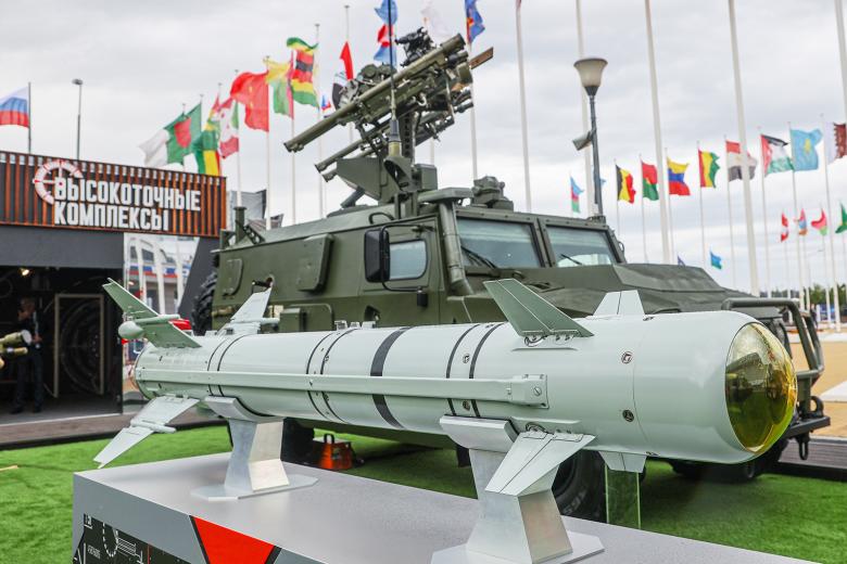 Легкая многоцелевая управляемая ракета 305Э, представленная на открытой экспозиционной площадке Конгрессно-выставочного центра «Патриот»