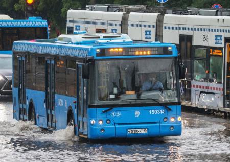 Оперслужбы: 10 человек спасли из затопленных ливнем автобусов в Москве