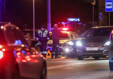 Столкновение легковушки с мусоровозом обернулось смертью петербуржца