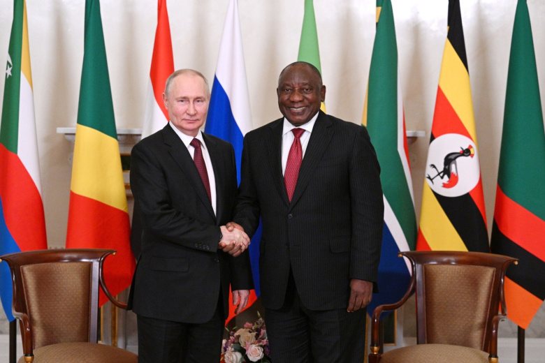 Президент РФ Владимир Путин и президент ЮАР Сирил Рамафоса (справа) во время встречи