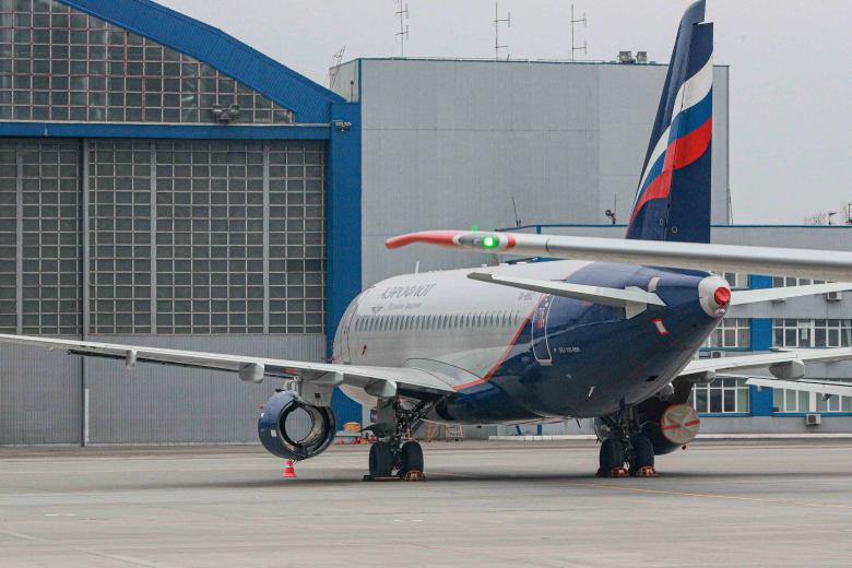 Самолёт Sukhoi SuperJet 100-95В авиакомпании «Аэрофлот» в аэропорту Шереметьево