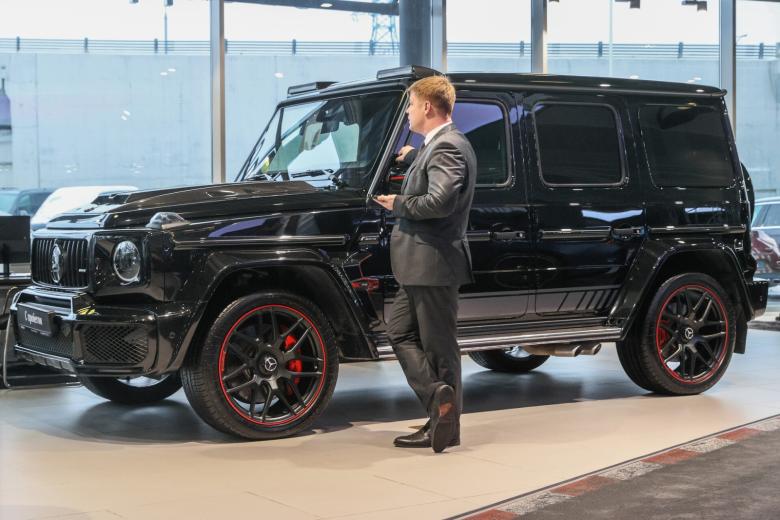 Продажа автомобилей Mercedes-Benz в шоуруме салона «Рольф» в Москве