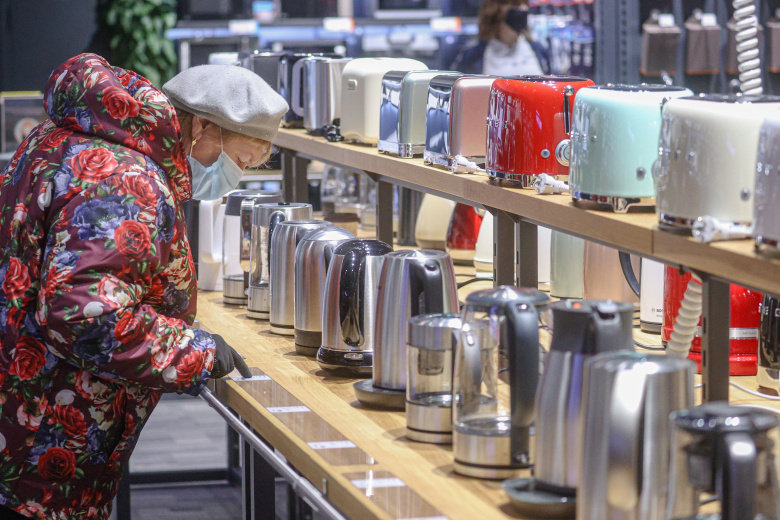 Посетители отдела электроники и бытовой техники