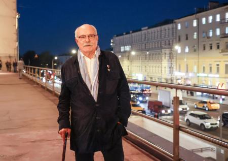 Больница для таджиков в Ельцин Центре: что и зачем придумал Михалков