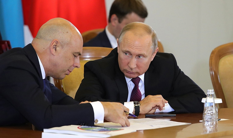 Президент России Владимир Путин и министр финансов Антон Силуанов