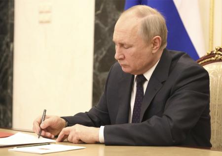Путин поручил ежегодно выделять около 21,4 млрд рублей на движение молодежи