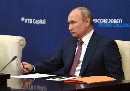 Журналист раскрыл секрет вывернутой наизнанку папки Путина