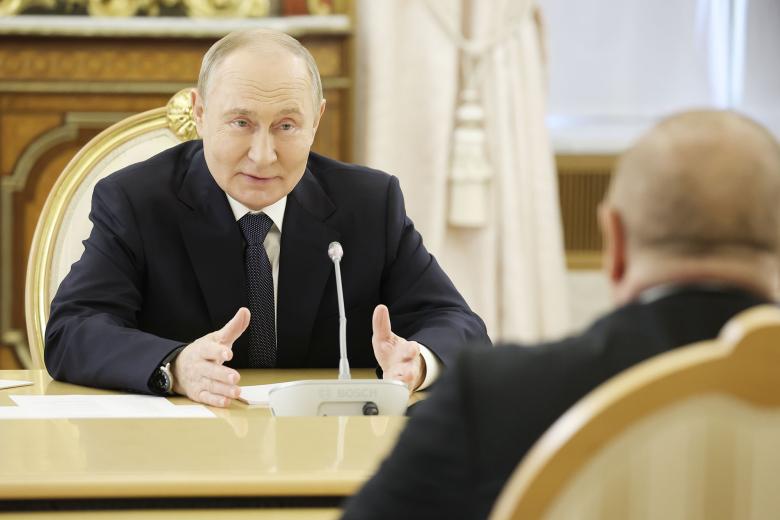 Президент России Владимир Путин во время встречи с президентом Азербайджана Ильхамом Алиевым в рамках саммита лидеров стран СНГ в Большом Кремлевском дворце