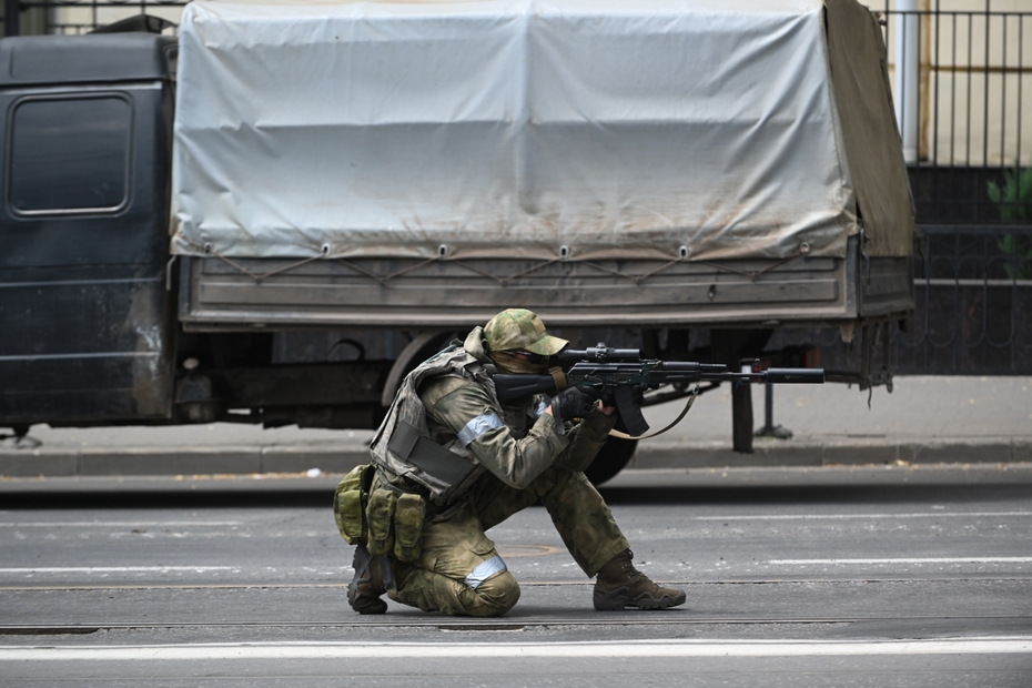 Ростов-на-Дону. Боец ЧВК «Вагнер» у здания Южного военного округа