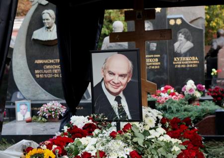 Белые розы от Пахмутовой, венки от Путина: как выглядит могила Добронравова