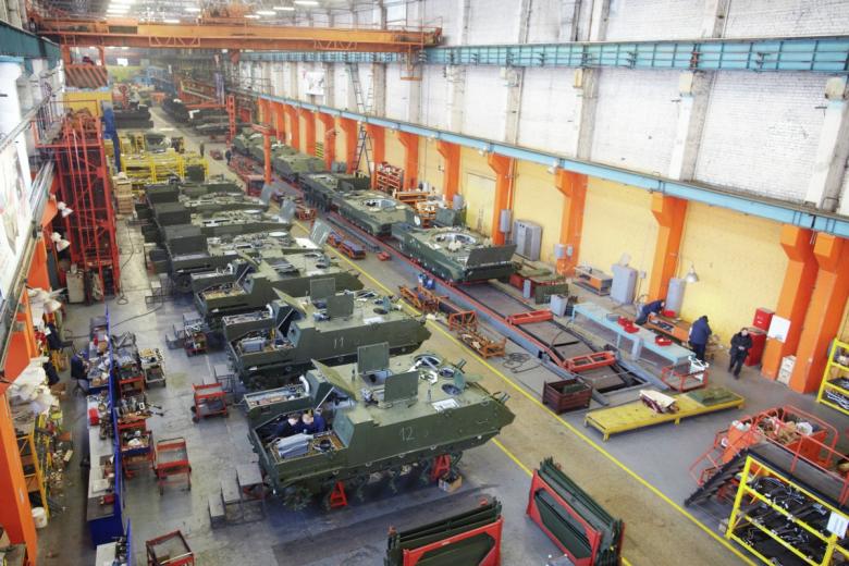 Сборка бронетранспортеров БТР-МДМ «Ракушка» в цехе Курганского машиностроительного завода в Кургане